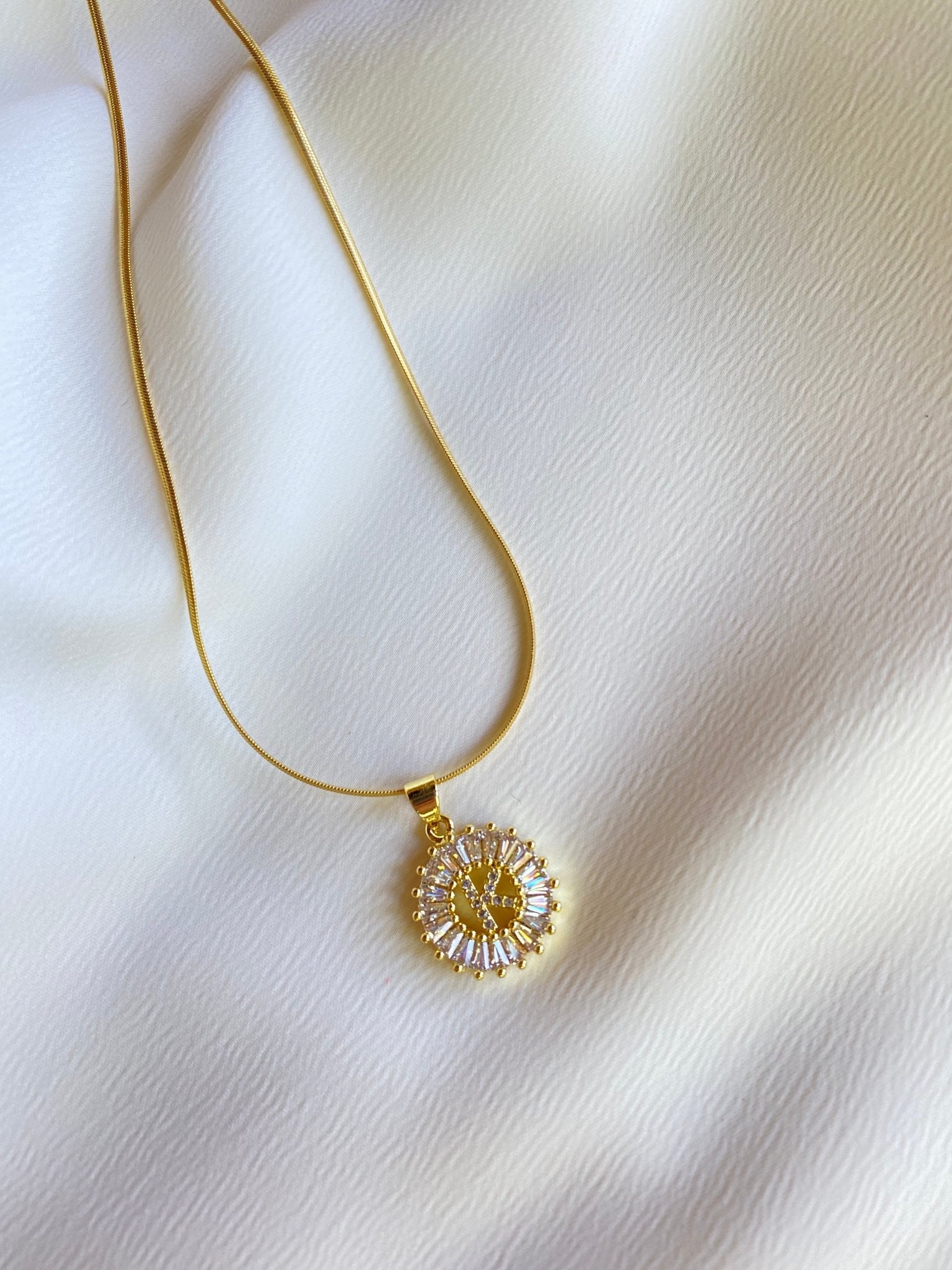 Ellie Round Letter Necklace - Elle Maxine