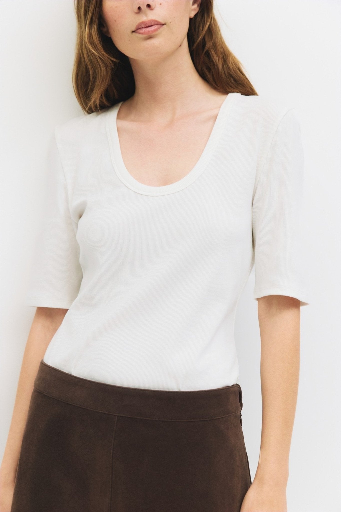 Izzy Scoop Neck Tee - White - Elle Maxine